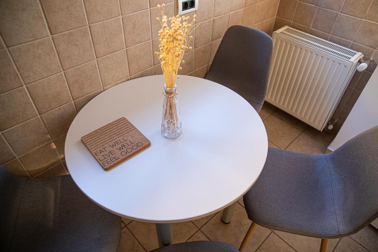 Apartament Tatu Bar&Grill Otopeni Luaran gambar