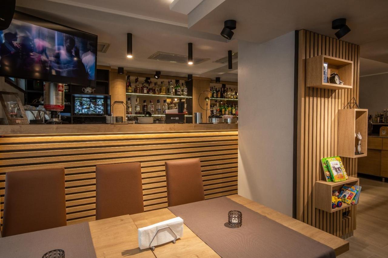 Apartament Tatu Bar&Grill Otopeni Luaran gambar
